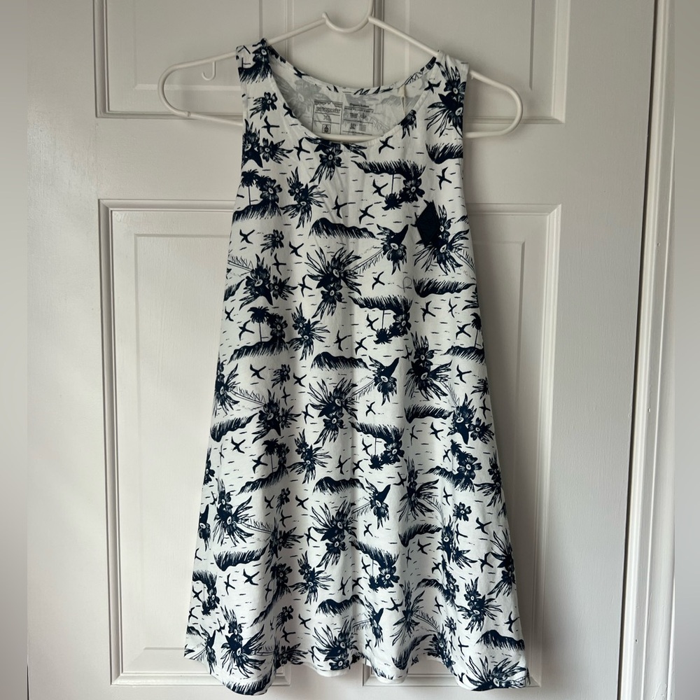 Patagonia White and Navy Floral Top